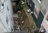 Arnavutköy’de istinat duvarı çöktü, iki bina tahliye edildi
