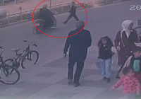 Motosikletin çarptığı yaya yaralandı; kaza kamerada