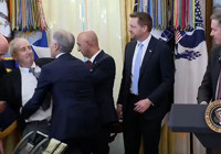 Trump'ın basın toplantısında korku dolu anlar! Fenalık geçiren şirket yöneticisine Dr. Öz müdahale etti