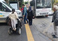 Antalya'da engelli geçişini kapatan minibüsler tepki çekti