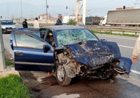 Otomobil, güvenlik şeridinde duran tankere çarptı: 3 kişilik aile yaralandı