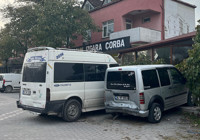 Otomobil, park halindeki 2 araç ile yayalara çarptı: 1 ölü, 3 yaralı