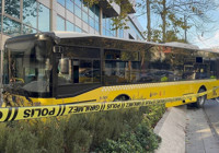 Beşiktaş'ta şoförü kalp krizi geçiren İETT otobüsü kaldırıma çıktı