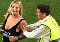 Kinsey Wolanski yeni mesleğiyle şaşırttı! Sahaya mayoyla atlamıştı