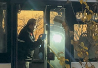 Belediye otobüsünde, eşinin gözü önünde bıçaklandı