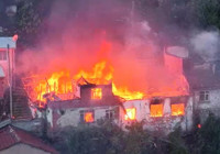 Bursa'da 2 katlı binadaki yangın 3 eve daha sıçradı; alevler dronla görüntülendi