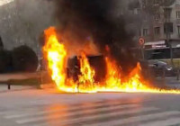 Sultangazi'de yanan hafif ticari araç kullanılamaz hale geldi