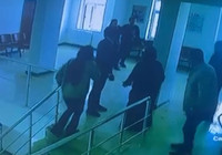 Şanlıurfa’da hasta yakını, 2 hemşireyi darbetti; o anlar kamerada