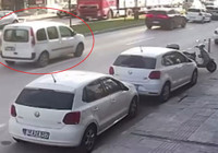 Cipe çarpan hafif ticari aracın sürücüsü yaralandı