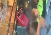 Bayrampaşa'da iş yerinin önünde yapılan temizlikten rahatsız oldu; çekiçle saldırdı