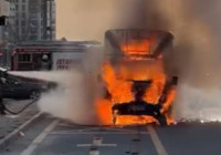 Büyükçekmece'de alev alev yanan kamyonet metal yığınına döndü