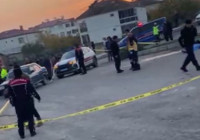 Traktörle çarpışarak savrulan otomobilin ezdiği yaya öldü; sürücüler yaralandı