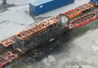 Küçükçekmece'de TIR'ın dorsesi alev alev yandı