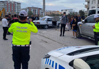 Adana’da otomobil elektrik direğine çarptı; 3 yaralı