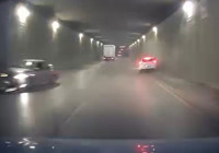 Makas atan sürücü başka araca çarptı; kaza anı kamerada