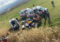 Salihli'de otomobil tarlaya uçtu; 1'i bebek 5 yaralı