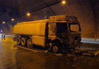 Tünelde alev alan su tankeri itfaiye ekiplerince söndürüldü