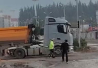 Hatay’da polis memuru, yoldaki çukuru kürekle kapattı