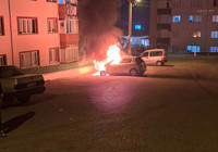 Park halindeki otomobil alev alev yandı