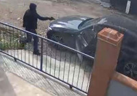 İş adamı evinin önünde silahlı saldırıya uğradı