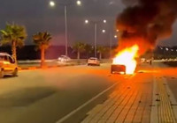 Adana'da seyir halindeki otomobil alev alev yandı