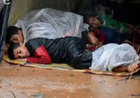 Yağmur altında uyuyan Gazzeli çocuklar...