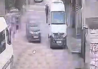 El freni çekilmeyen otomobil, bahçe duvarına çarptı