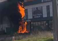 Elektrik panosundan çıkan yangında 2 iş yeri zarar gördü