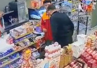 Akaryakıt istasyonu çalışanına kafa atıp, yumrukladı!