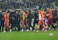 Derbi başlamadan ortalık bir anda karıştı! Sahada kavga çıktı