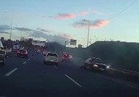 Trafikte makas atan sürücü kazaya sebep oldu; O anlar kamerada