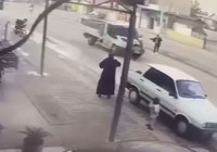 Yolun karşısına koşarken kamyonetin çarptığı çocuk ağır yaralandı; kaza anı kamerada