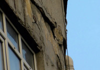 Bayrampaşa’da 3 katlı binadan kopan beton parçalar aracın üzerine düştü