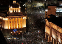 Bulgaristan'da onbinlerce kişi sokağa çıktı! Karar iptal edildi