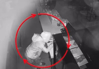 Sadaka kutusunu çalan şüpheli yakalandı; o anlar kamerada