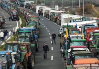 Yunanistan'da yolları kapatan çiftçiler ve polis arasında gerilim