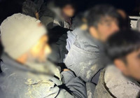 Durdurulan hafif ticari araçtan 12 kaçak göçmen çıktı