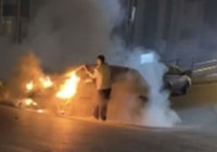 Alkollü sürücünün duvara çarptığı otomobil yandı