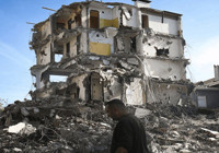 Sındırgı'da ağır hasarlı 18 bina daha yıkıldı