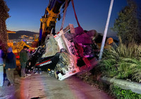 Bursa'da vinçten düşen iş makinesi paniğe neden oldu