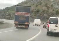 Sollama yapan tır faciaya davetiye çıkardı: Korku dolu anlar kamerada