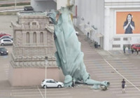 Özgürlük Heykeli replikası rüzgardan devrildi