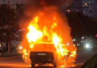 Seyir halindeki otomobil alev alev yandı