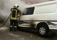 Park halindeki minibüs çıkan yangında kullanılamaz hale geldi