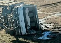 Kontrolden çıkan kamyon şarampole devrilerek takla attı