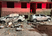 Zeytinburnu’nda kabus gibi gece! Binadan kopan beton parçaları araçları pert etti