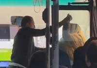 Şoför ve kadın yolcu birbirlerine saldırdı