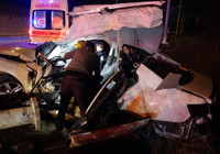 Malatya'da trambüs direğine çarpan araç kağıt gibi dağıldı