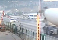 Osmaniye’de feci kaza: Motosiklet ve sürücüsü minibüsün altında kaldı