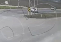 Kırmızı ışıkta bekleyen otomobile arkadan otomobil çarptı